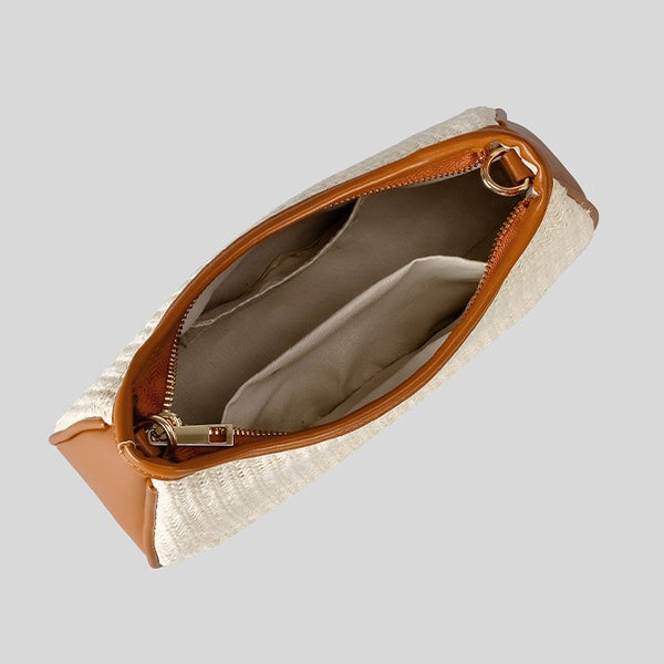 Cremefarbene geflochtene Schultertasche mit Besatz in hellbrauner Lederoptik, silberfarbenen Beschlägen und verstellbarem Riemen, Detailansicht 3