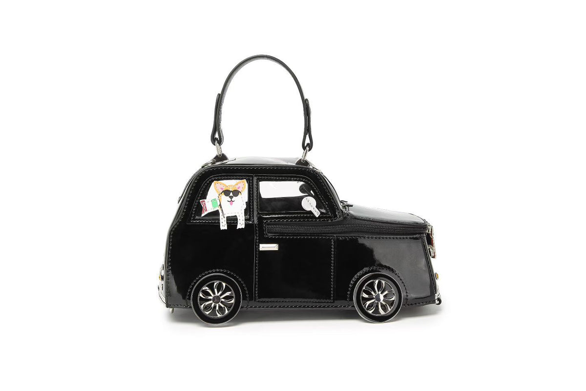 Strukturierte Mini-Tasche in Autoform mit kurzem Tragegriff, glänzender Lackoptik, dekorativen Speichenrädern, transparenten Fenstereinsätzen und