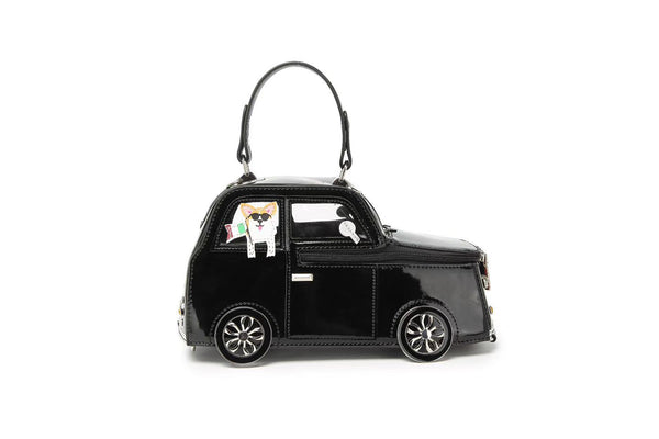 Strukturierte Mini-Tasche in Autoform mit kurzem Tragegriff, glänzender Lackoptik, dekorativen Speichenrädern, transparenten Fenstereinsätzen und