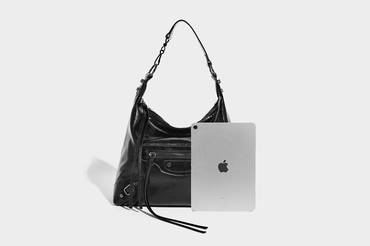 Große, glänzende Hobo-Schultertasche mit geknautschtem Effekt, dunkelfarbenen Nieten, Reißverschluss, vorderem Reißverschlussfach und verstellbarem Crossbody-Riemen
