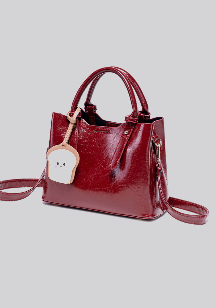 Strukturierte, glänzende Shopper-Tasche mit Knitteroptik in Burgunderrot, goldfarbenen Beschlägen, Tragegriffen, abnehmbarem Schulterriemen und