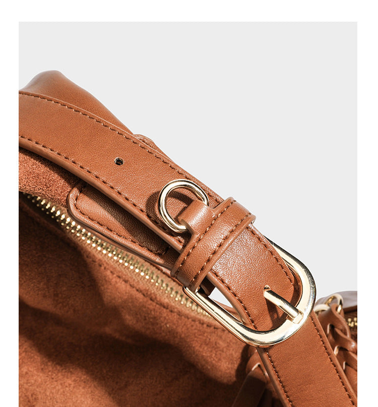 Lässig fallende Hobo-Schultertasche mit strukturierter Wildlederoptik, Reißverschluss oben, Quasten-Zippern und goldfarbenem, verstellbarem