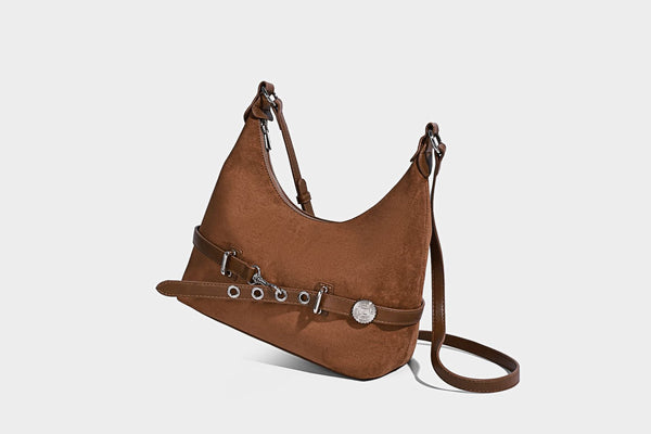 Hobo-Schultertasche in Dunkelbraun mit velourslederartiger Oberfläche, silberfarbener Gürtelschnalle und Ösenbeschlägen, verstellbarem Riemen, Detailansicht