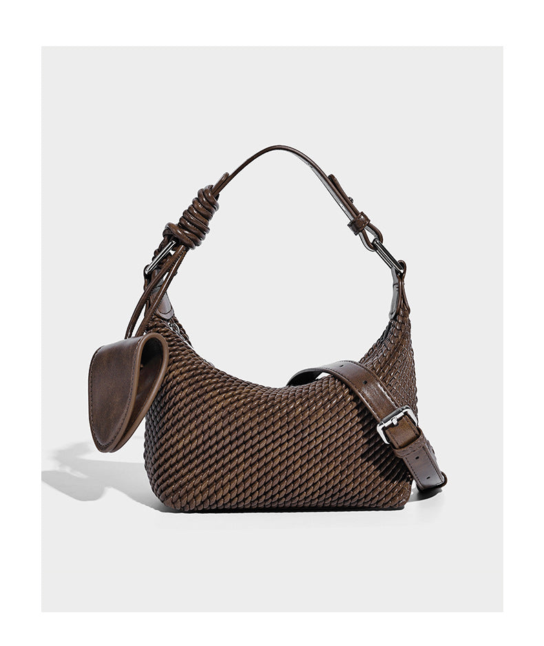 Hobo-Schultertasche in Halbmondform mit Webstruktur, geknotetem Tragegriff, befestigter kleiner Tasche mit Überschlag und verstellbarem Riemen in warmem