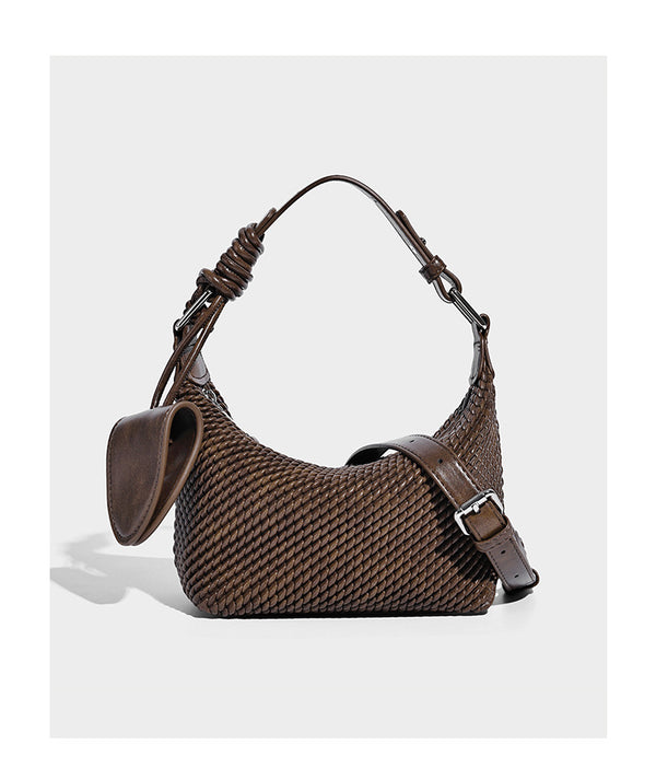 Hobo-Schultertasche in Halbmondform mit Webstruktur, geknotetem Tragegriff, befestigter kleiner Tasche mit Überschlag und verstellbarem Riemen in warmem