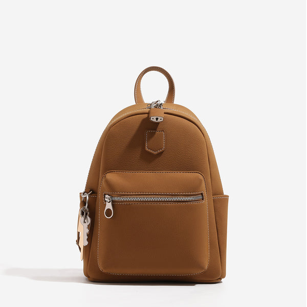 Mini-Rucksack-Handtasche mit abgerundeter Form, genarbter Oberfläche, silberfarbenen Beschlägen, vorderer Reißverschlusstasche und variabel tragbaren Schulterriemen