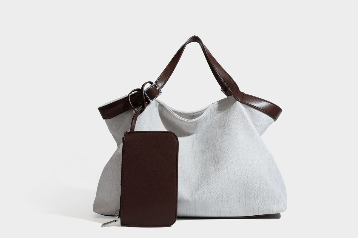 Lässig weich fallende olivgrüne Tote-Bag in Canvas-Optik mit Henkeln aus schwarzer Lederoptik, abnehmbarem Reißverschlusstäschchen und Beschlägen in Silberoptik
