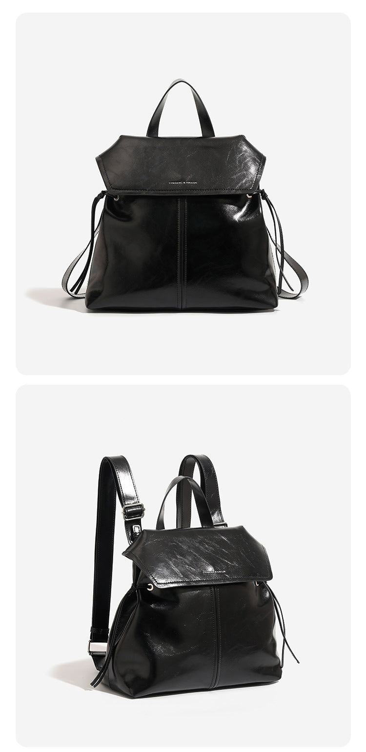 Strukturierte Rucksacktasche mit Überschlag in Used-Lederoptik, seitlichen Kordelzügen und silberfarbenen Metalldetails, Detailansicht