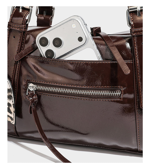 Strukturierte Schultertasche aus glänzendem Lederimitat mit abgerundetem Korpus, silberfarbenen Metalldetails, Reißverschlussfach vorne und Leopardenmuster