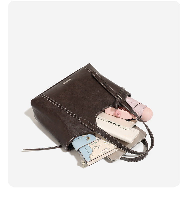 Strukturierte Tote-Bag in Used-Lederoptik mit kontrastierenden Steppnähten, seitlichem Bindebanddetail, zwei Tragegriffen oben und abnehmbarem