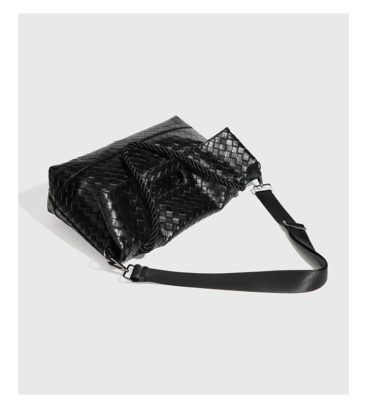 Große schwarze gewebte Schultertasche in Lederoptik mit geflochtenem Henkel, Überschlagverschluss und verstellbarem Crossbody-Riemen, Detailansicht