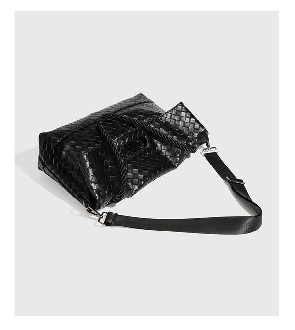 Große schwarze gewebte Schultertasche in Lederoptik mit geflochtenem Henkel, Überschlagverschluss und verstellbarem Crossbody-Riemen, Detailansicht