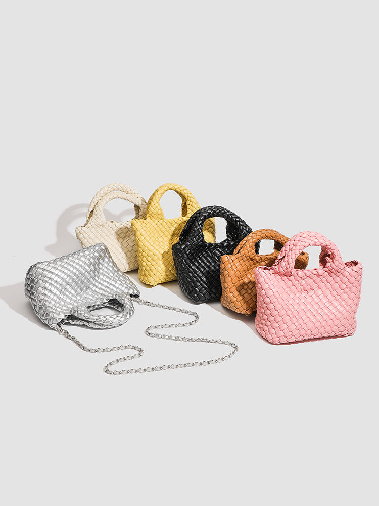 Mini-Tote-Bag im Korbgeflecht-Look mit abgerundeten Henkeln und abnehmbarem silberfarbenem Kettenriemen, Detailansicht 12