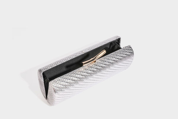 Strukturierte, metallisch glänzende geflochtene Clutch für den Abend mit geschwungenem goldfarbenem Bügelverschluss und abnehmbarem, schmalem goldfarbenem Kettenriemen