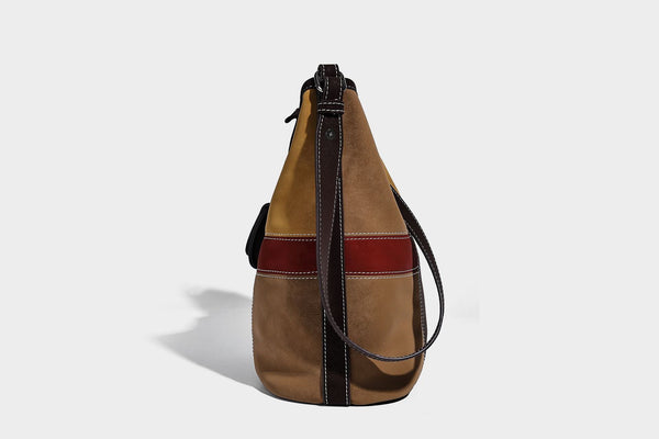 Weich fallende Patchwork-Bucket-Schultertasche mit Einsätzen in Dunkelbraun, Cognac, Senfgelb, Olivgrün, Rot und Hellblau sowie Kontrastnähten