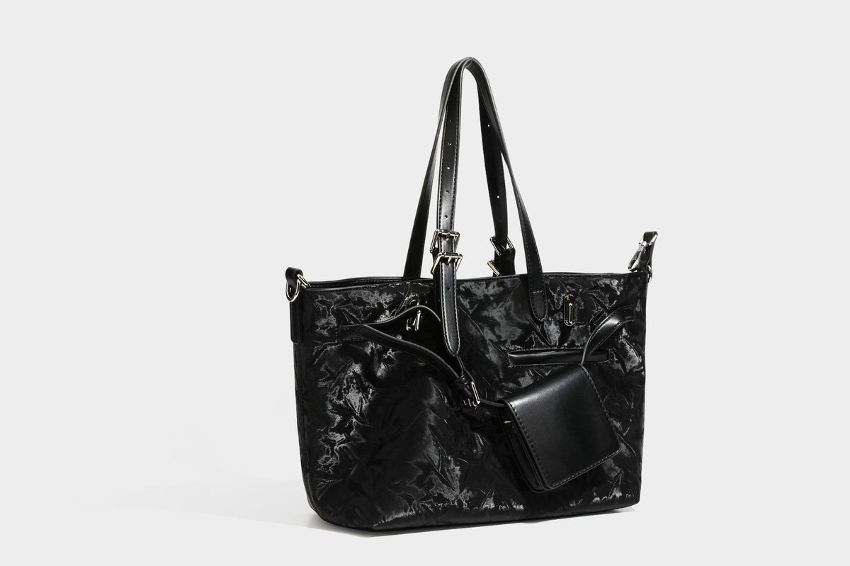 Glänzende, geknautschte Metallic-Tote-Bag mit zwei Tragegriffen oben, abnehmbarem Schulterriemen und abnehmbarer Mini-Reißverschlusstasche in Braun