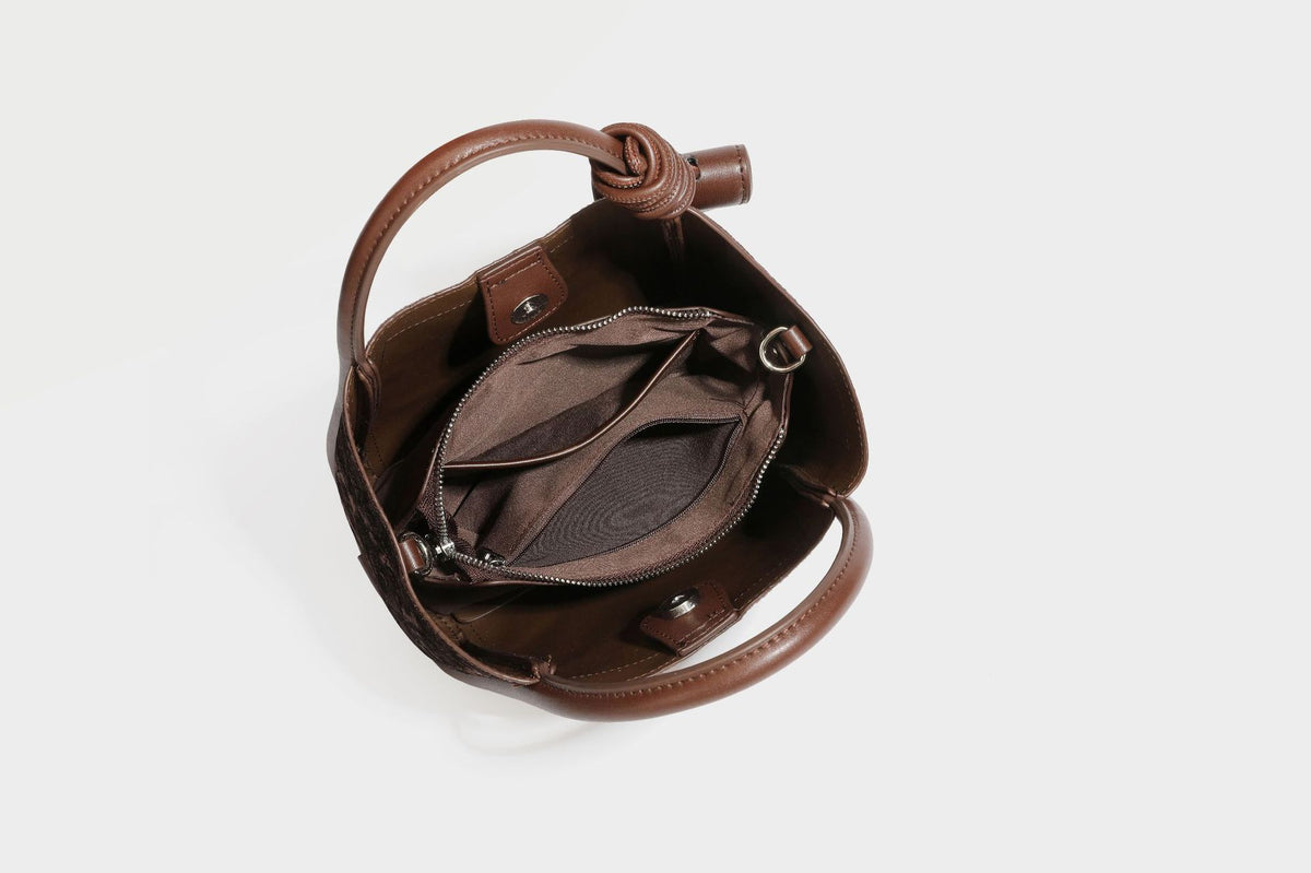 Kleine, strukturierte Henkeltasche mit samtartiger Oberfläche in Braun, geknoteten Henkeln, Fronttasche mit Klappe und abnehmbarem Detail