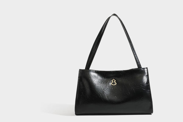 Strukturierte, rechteckige Tote-Schultertasche mit glänzender, geknautschter Lederoptik, langen Doppelriemen und goldfarbenem Emblem