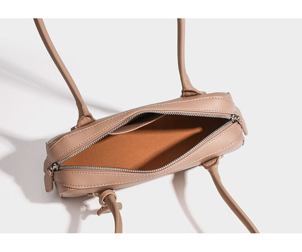 Strukturierte Baguette-Schultertasche mit glatter, matter Oberfläche in Lederoptik, zwei langen Riemen und Reißverschluss an der Oberseite, Detailansicht