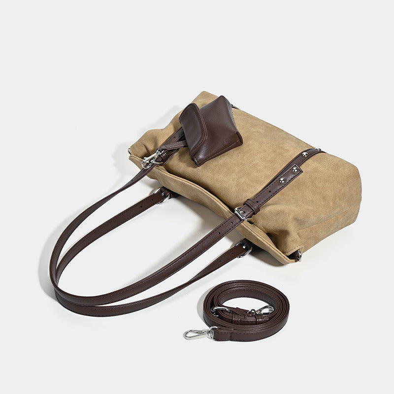 Große lässig fallende Hobo-Schultertasche in Camel mit dunkelbraunen Details in Lederoptik, zwei Schulterriemen, silberfarbenen Beschlägen und