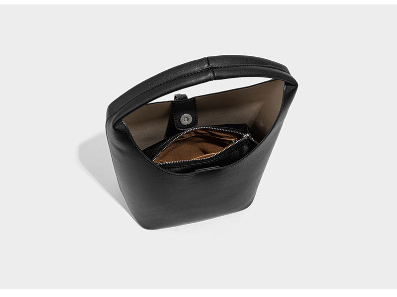 Schlichte Hobo-Schultertasche in matter Lederoptik mit gewölbtem Henkel und silberfarbenem, ovalem Anhänger, Detailansicht 8