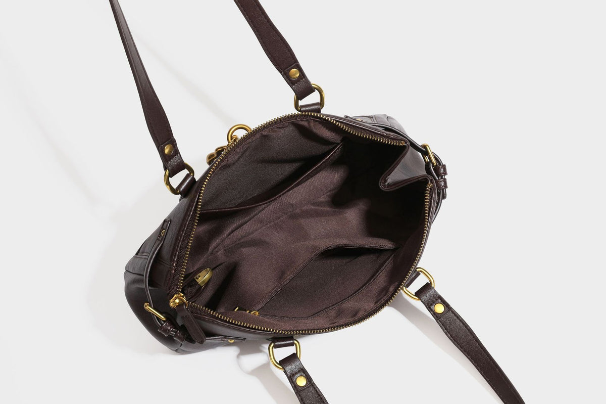 Strukturierte dunkelbraune Satchel-Tote in Lederoptik mit Ringverschluss in Antikgold-Optik, zwei Henkeln und seitlichem Riemen mit Schnalle