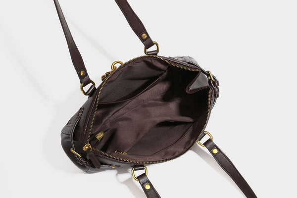 Strukturierte dunkelbraune Satchel-Tote in Lederoptik mit Ringverschluss in Antikgold-Optik, zwei Henkeln und seitlichem Riemen mit Schnalle