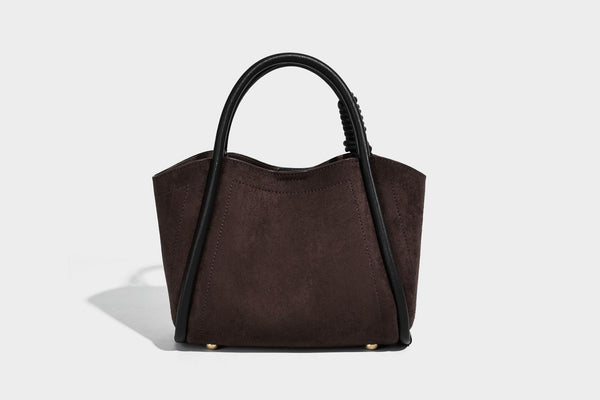 Kleine, strukturierte Tote-Bag mit offenem Oberteil aus dunkelbraunem, mattem Velourslederimitat, schwarzen geknoteten Tragegriffen und aufgesetzter Frontpartie