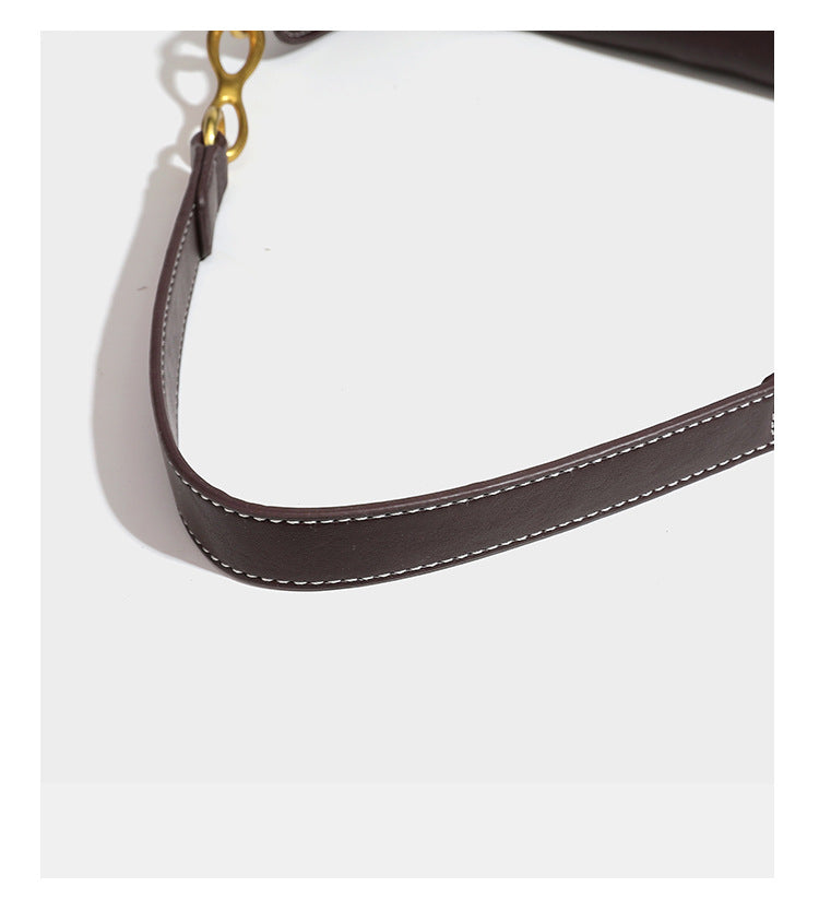 Lässige halbmondförmige Hobo-Schultertasche in Dunkelbraun mit goldfarbenem Ring und Kettenglied-Beschlägen sowie Reißverschluss oben, Detailansicht