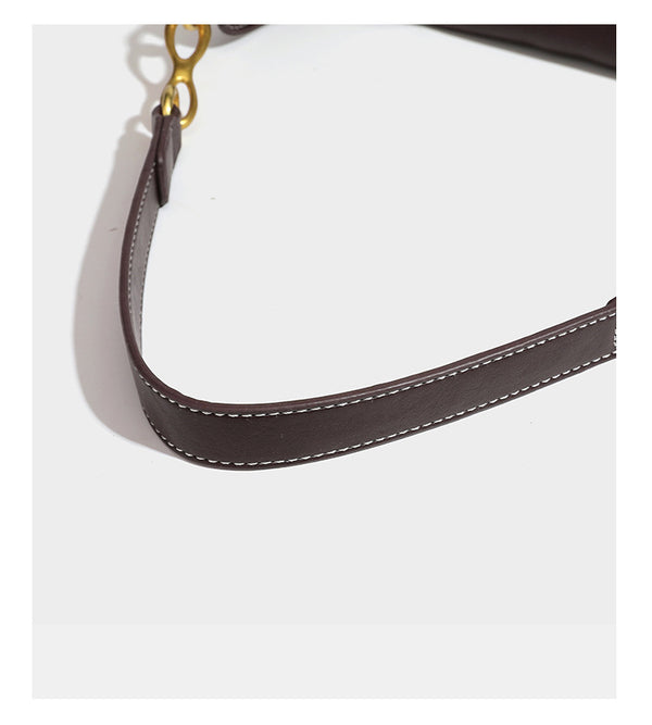 Lässige halbmondförmige Hobo-Schultertasche in Dunkelbraun mit goldfarbenem Ring und Kettenglied-Beschlägen sowie Reißverschluss oben, Detailansicht