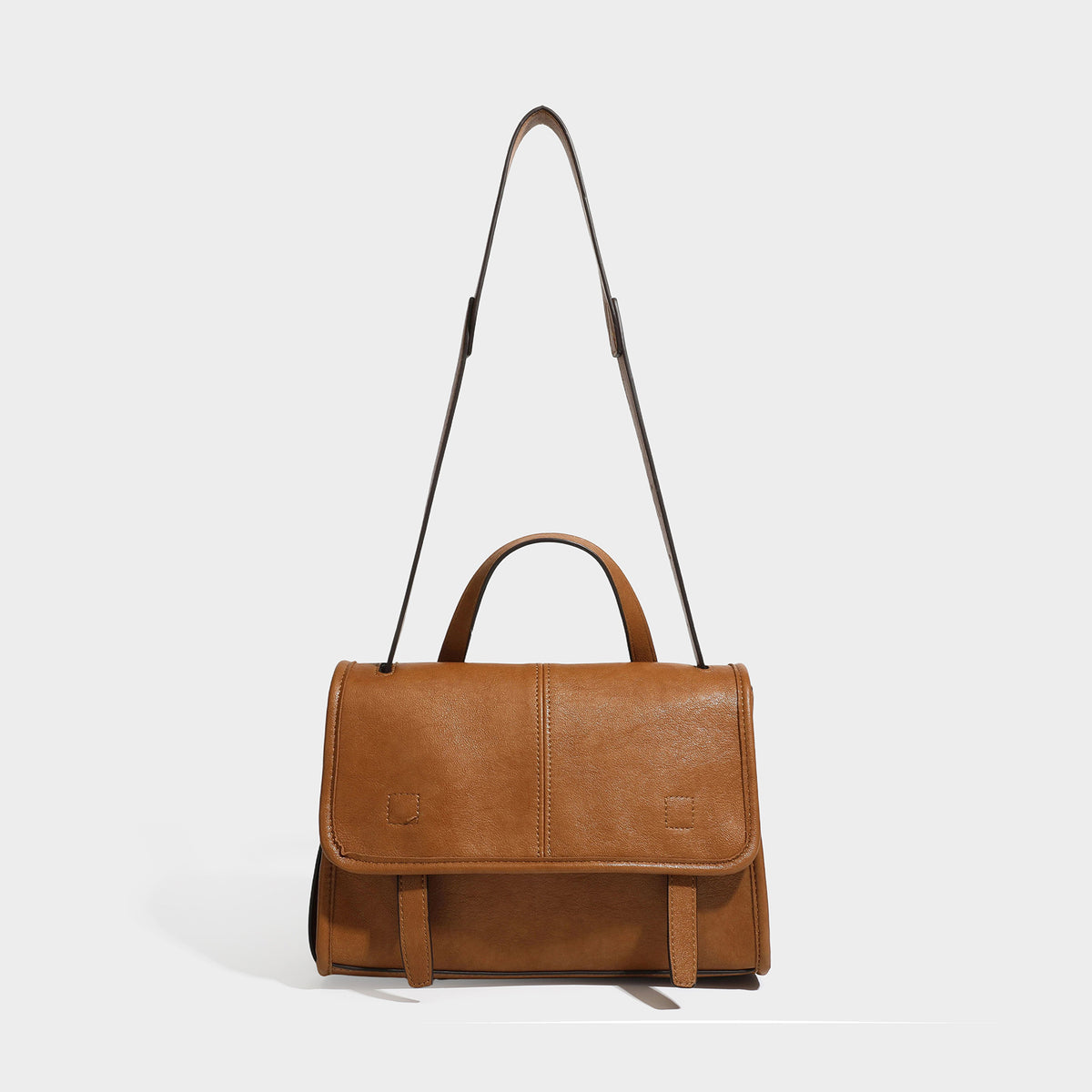 Strukturierte Satchel-Tasche mit Überschlag in dunkelbrauner, glänzender Lederoptik, kurzem Tragegriff und langem verstellbarem Schulter