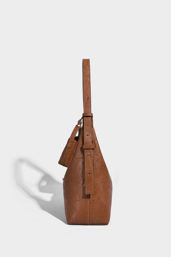 Glänzende Hobo-Schultertasche in Lederoptik mit abnehmbarem Mini-Etui und Logo-Beschlägen in Goldoptik, Detailansicht 17