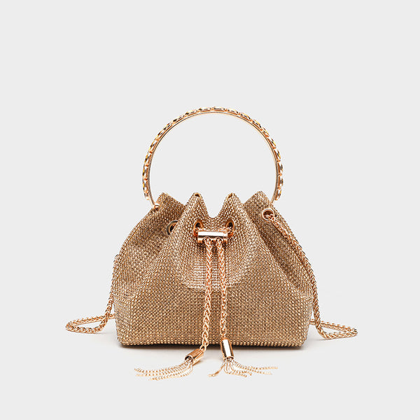 Kleine Beuteltasche mit Kordelzug, vollständig mit Strasssteinen besetzt, Schmuckstein-verziertem Ringgriff und silberfarbener Schulterkette, Detailansicht 4