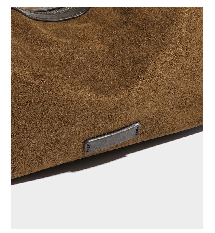 Lässige Hobo-Schultertasche mit matter brauner Wildlederoptik, dunklen glatten Besätzen, Reißverschluss oben und langem, verstellbarem