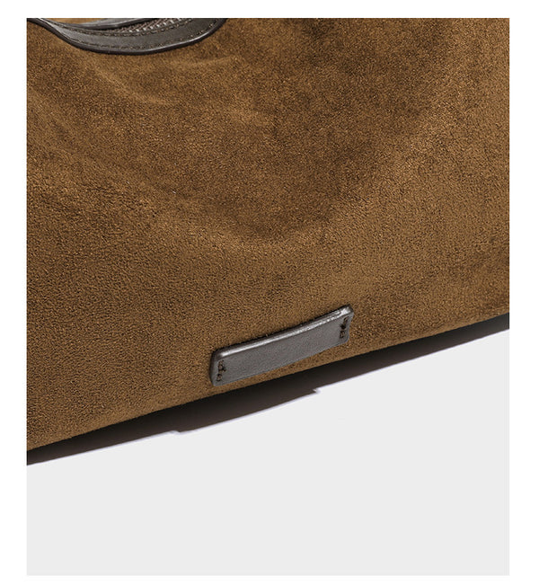 Lässige Hobo-Schultertasche mit matter brauner Wildlederoptik, dunklen glatten Besätzen, Reißverschluss oben und langem, verstellbarem