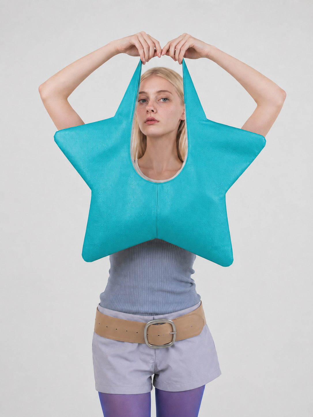 Weiche, sternförmige Tote-Bag mit U-förmigem Schlaufenhenkel in strukturierter Lederoptik, Detailansicht 14