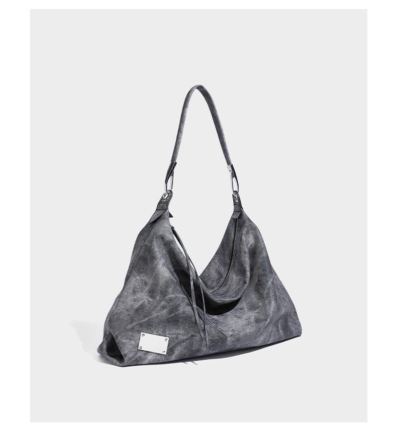 Große, weich fallende Hobo-Schultertasche mit gewaschen-matter, strukturierter Oberfläche, Reißverschluss oben, silberfarbenen Beschlägen und langem, Detailansicht