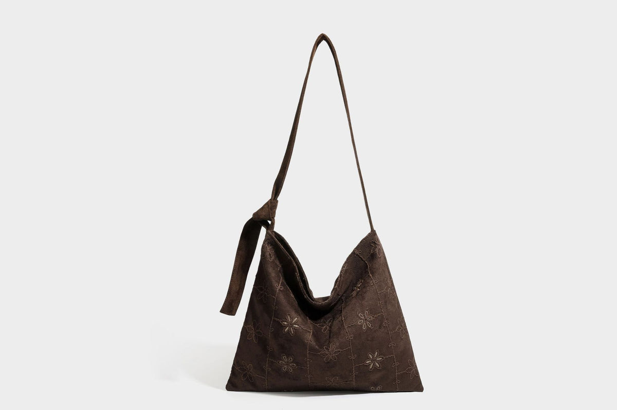 Lässige Hobo-Schultertasche in dunkelbrauner Velourslederoptik mit Ton-in-Ton-Blumenstickerei und langem, geknotetem Einzelriemen, Detailansicht