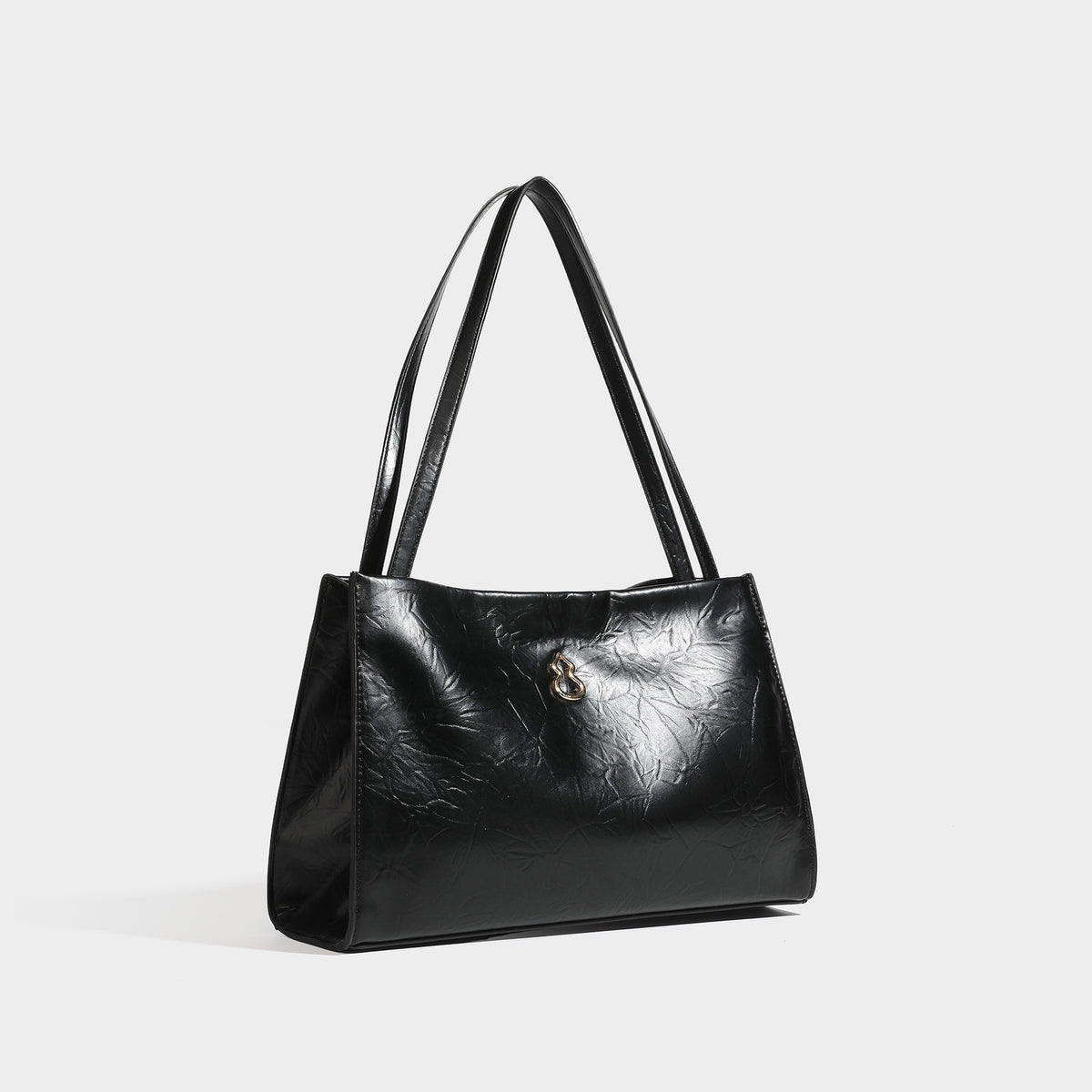 Strukturierte rechteckige Schultertasche im Tote-Stil mit glänzender, geknautschter Oberfläche in Lederoptik, langen Doppelriemen und Emblem in Goldoptik