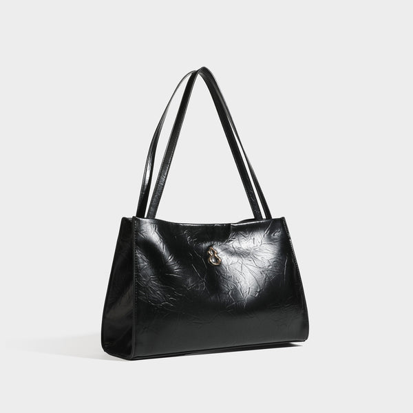 Strukturierte rechteckige Schultertasche im Tote-Stil mit glänzender, geknautschter Oberfläche in Lederoptik, langen Doppelriemen und Emblem in Goldoptik