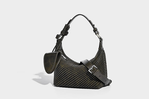 Hobo-Schultertasche in Halbmondform mit Webstruktur, geknotetem Tragegriff, befestigter kleiner Tasche mit Überschlag und verstellbarem Riemen in warmem