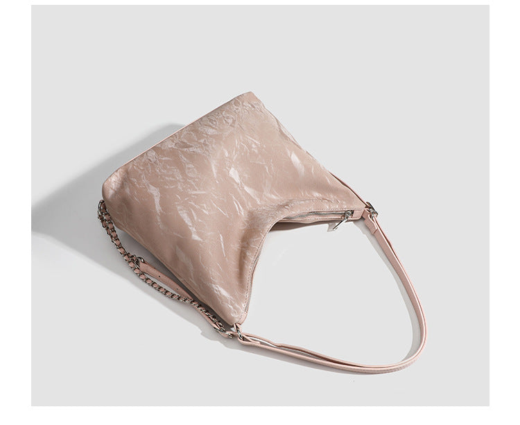 Lässige Hobo-Schultertasche mit glänzender Knitteroptik, silberfarbenen Kettenriemen und Reißverschluss, Detailansicht 18