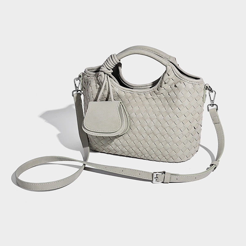 Wandelbare Tote-Schultertasche aus mattem Webmaterial mit geknoteten Henkeln, vorderer Überschlagtasche und abnehmbarem Riemen, Detailansicht 9