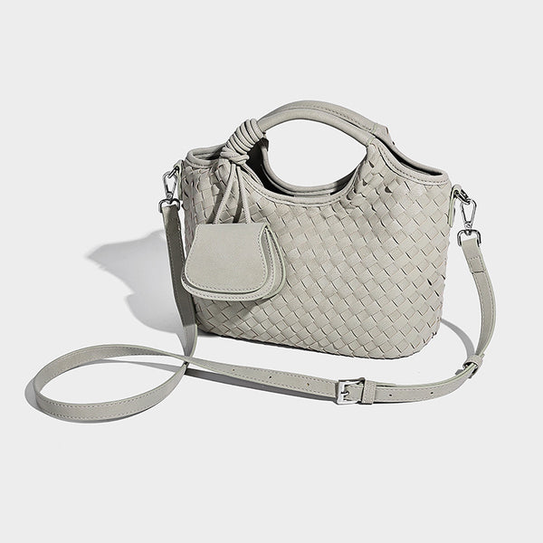 Wandelbare Tote-Schultertasche aus mattem Webmaterial mit geknoteten Henkeln, vorderer Überschlagtasche und abnehmbarem Riemen, Detailansicht 9