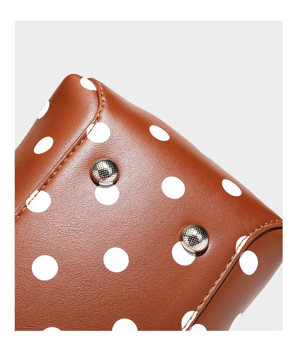 Kleine, strukturierte Mini-Henkeltasche mit Polka-Dot-Muster, Sternanhänger, Schnallriemen-Detail auf der Vorderseite, zwei Henkeln und abnehmbarem