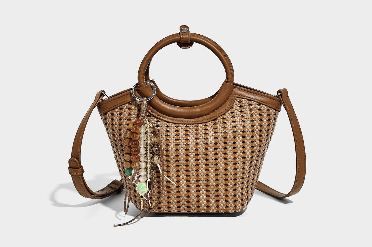 Kleine gewebte Beuteltasche in Tanbraun mit rundem Henkel aus Lederimitat, Quastenanhänger mit Perlen und abnehmbarem Crossbody-Riemen
