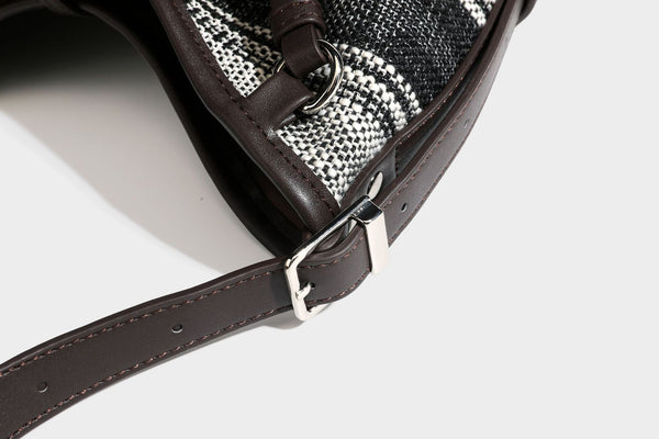 Schwarz-weiß karierte Hobo-Schultertasche aus gewebtem Material mit dunkelbrauner Einfassung in Lederoptik, Kordelzugverschluss und langem, verstellbarem