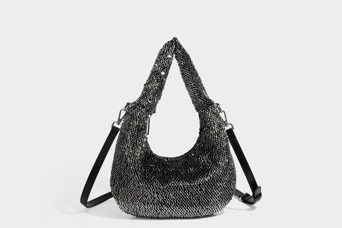 Lässig drapierte, tropfenförmige Hobo-Schultertasche mit durchgehendem Metallic-Paillettenbesatz und silberfarbenen Metalldetails, Detailansicht 33