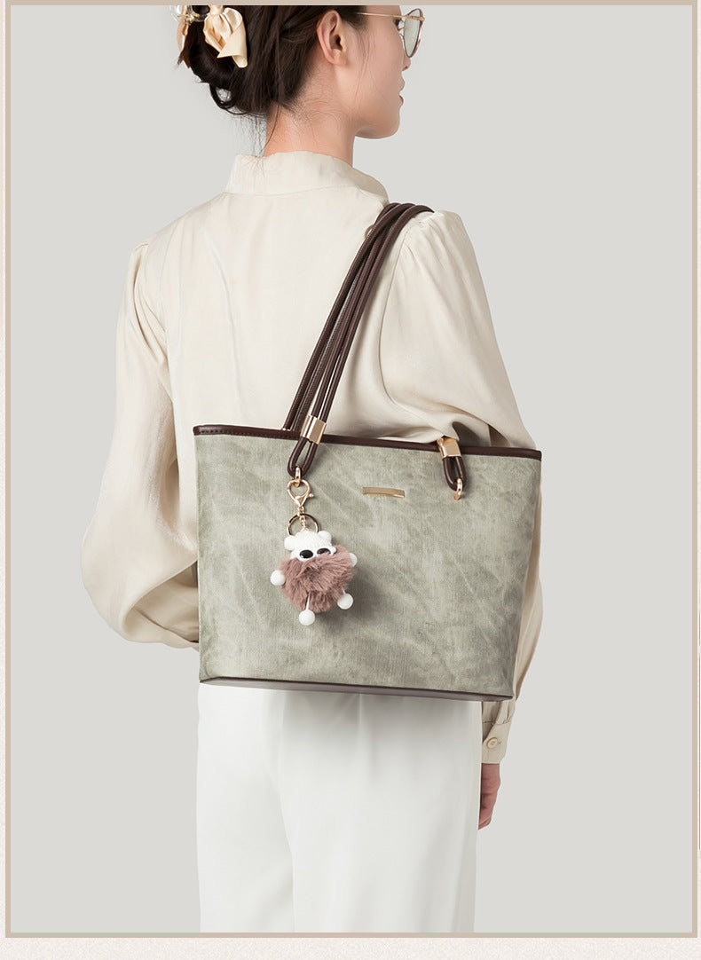 Große strukturierte Vintage-Shopper-Tasche in Salbeigrün mit Besatz in kaffeebrauner Lederoptik, Beschlägen in Goldoptik und abnehmbarem Plüsch
