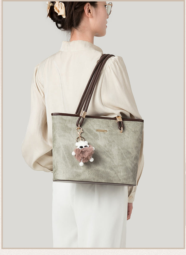 Große strukturierte Vintage-Shopper-Tasche in Salbeigrün mit Besatz in kaffeebrauner Lederoptik, Beschlägen in Goldoptik und abnehmbarem Plüsch